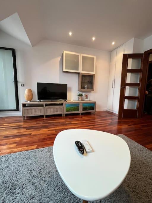 Aura Oviedo,atico Con Garaje,604c Apartamento *